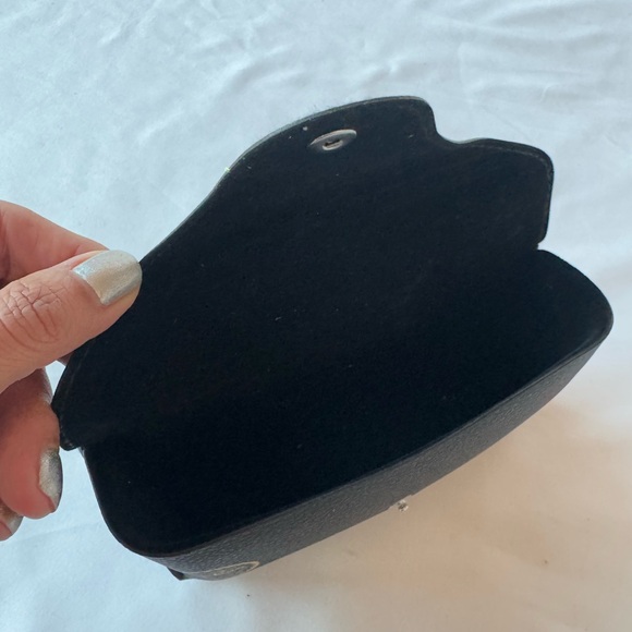 Ray-Ban Black Sunglass Case with Cleaning Cloth Included - Picture 5 of 8